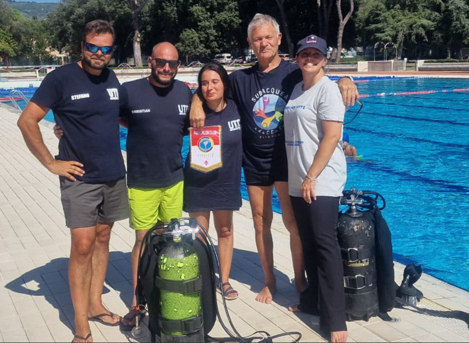 Il team dell'Associazione Subacquea Adattata in piscina con le bombole